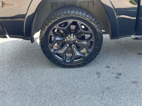 Used 2020 RAM 1500 Limited w/ Black Appearance Package AWD/4WD image 7