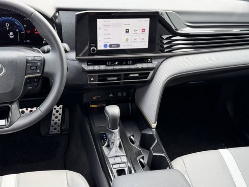 Used 2025 Toyota Camry SE FWD image 10