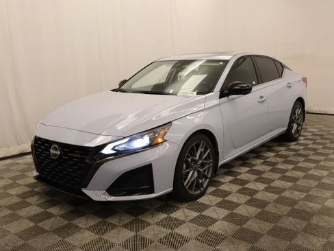 Used 2023 Nissan Altima 2.0 SR FWD image 1