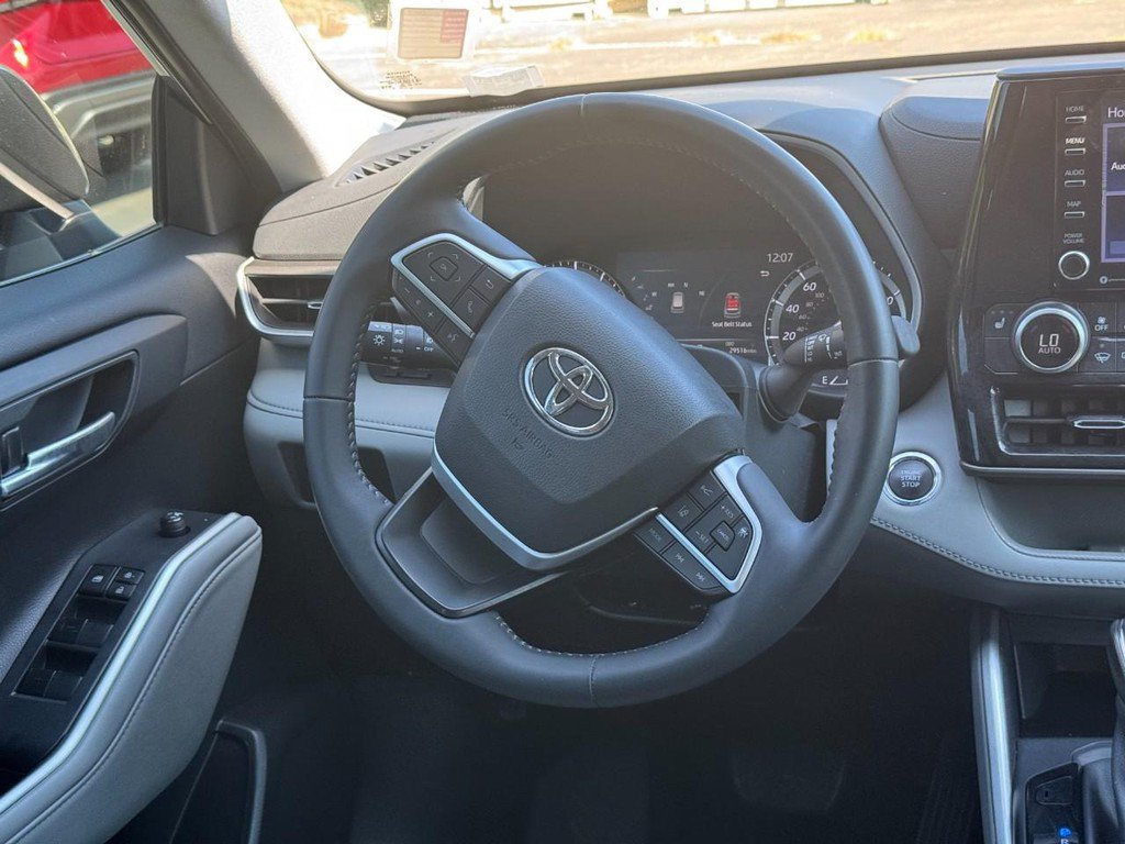 Used 2022 Toyota Highlander XLE AWD/4WD image 19