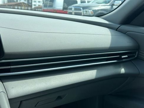 Used 2025 Hyundai Elantra SEL FWD image 29