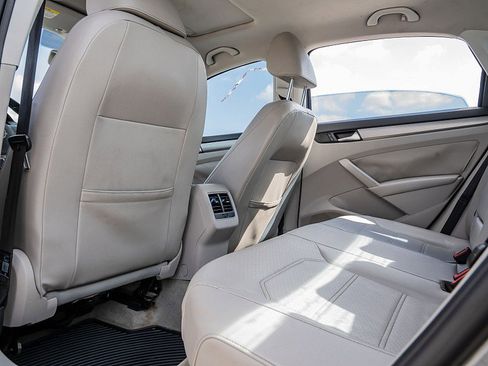 Used 2015 Volkswagen Passat TDI SE image 17