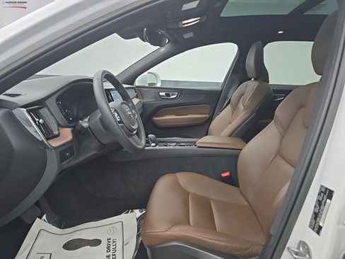 Used 2023 Volvo XC60 B5 Plus image 22