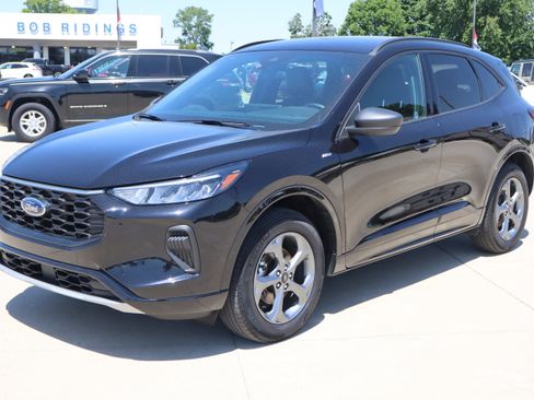 Used 2024 Ford Escape ST-Line w/ Tech Pack #1 AWD/4WD image 2