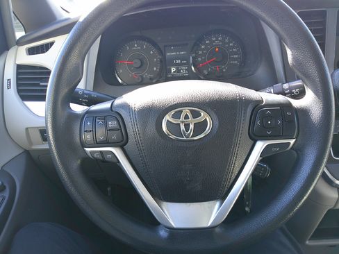 Used 2017 Toyota Sienna LE image 22