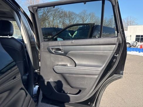 Used 2023 Toyota Highlander XLE image 35