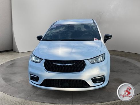 Used 2025 Chrysler Pacifica Select FWD image 2