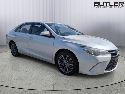 Used 2016 Toyota Camry SE w/ Moonroof Package FWD image 10