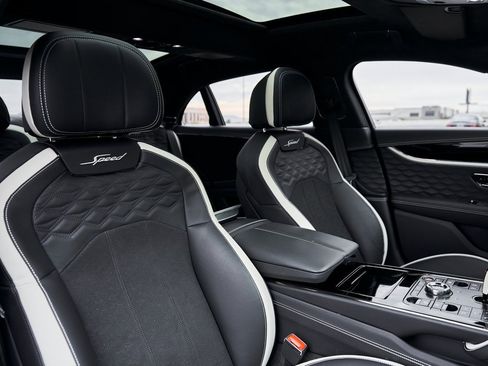 Used 2025 Bentley Flying Spur Plug-In Hybrid image 44