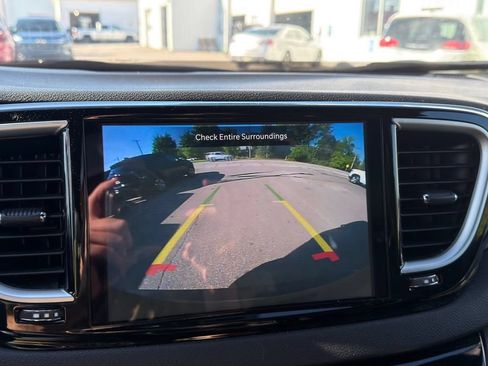 Used 2025 Chrysler Pacifica Select FWD image 7