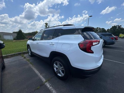 Used 2022 GMC Terrain SLE w/ Driver Convenience Package AWD/4WD image 9