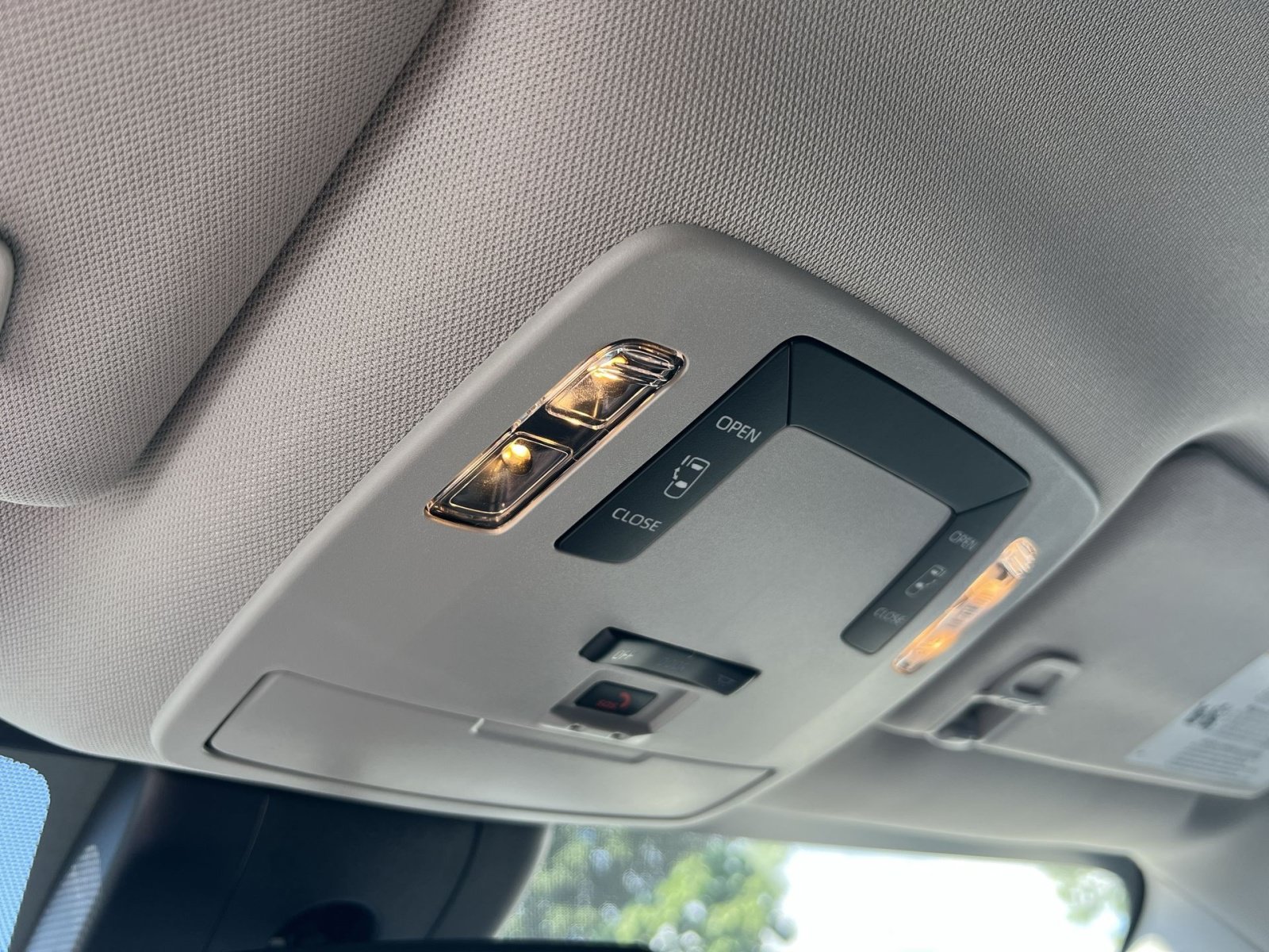 Used 2025 Toyota Sienna LE FWD image 29