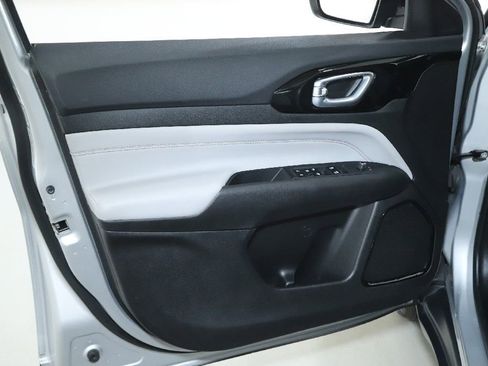 Used 2025 Jeep Compass Limited AWD/4WD image 15