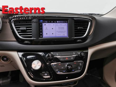 Used 2022 Chrysler Voyager LX FWD image 12