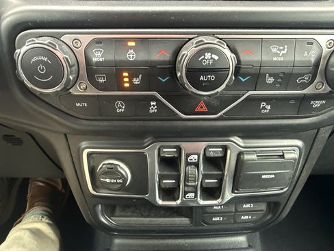 Used 2019 Jeep Wrangler Unlimited Sahara w/ Dual Top Group AWD/4WD image 26