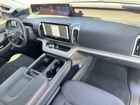 Used 2025 Ford Expedition Active image 30