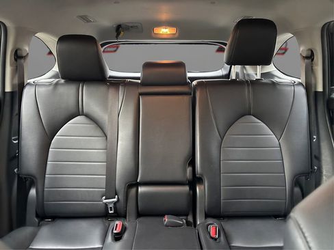 Used 2024 Toyota Highlander XLE image 17