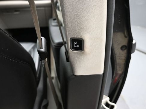 Used 2023 Chrysler Pacifica Touring-L FWD image 11