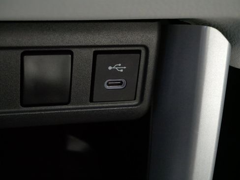 Used 2025 Toyota Corolla Cross LE image 29