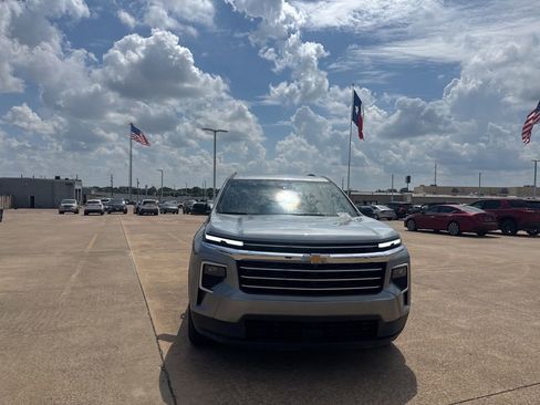 Used 2026 Chevrolet Traverse LT w/ Driver Confidence Package FWD image 4