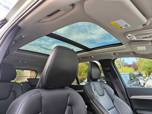 Certified 2022 Volvo XC90 T5 Momentum w/ Climate Package image 11