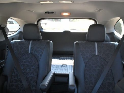 Used 2025 Toyota Highlander XLE image 28