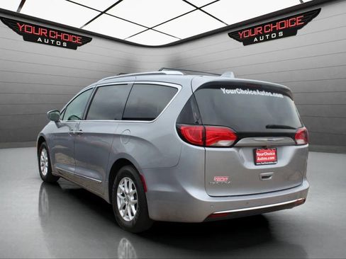 Used 2020 Chrysler Pacifica Touring-L FWD image 3
