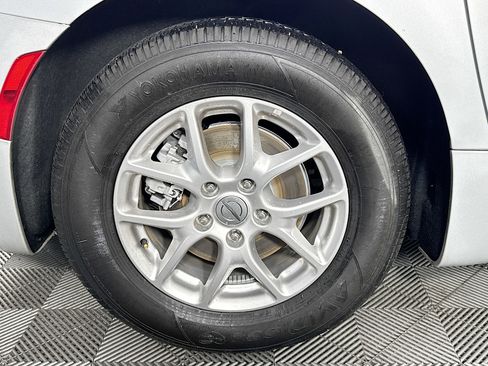 Used 2024 Chrysler Pacifica Touring-L FWD image 32