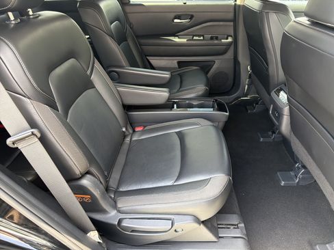 Used 2024 Nissan Pathfinder SL w/ SL Premium Package FWD image 18
