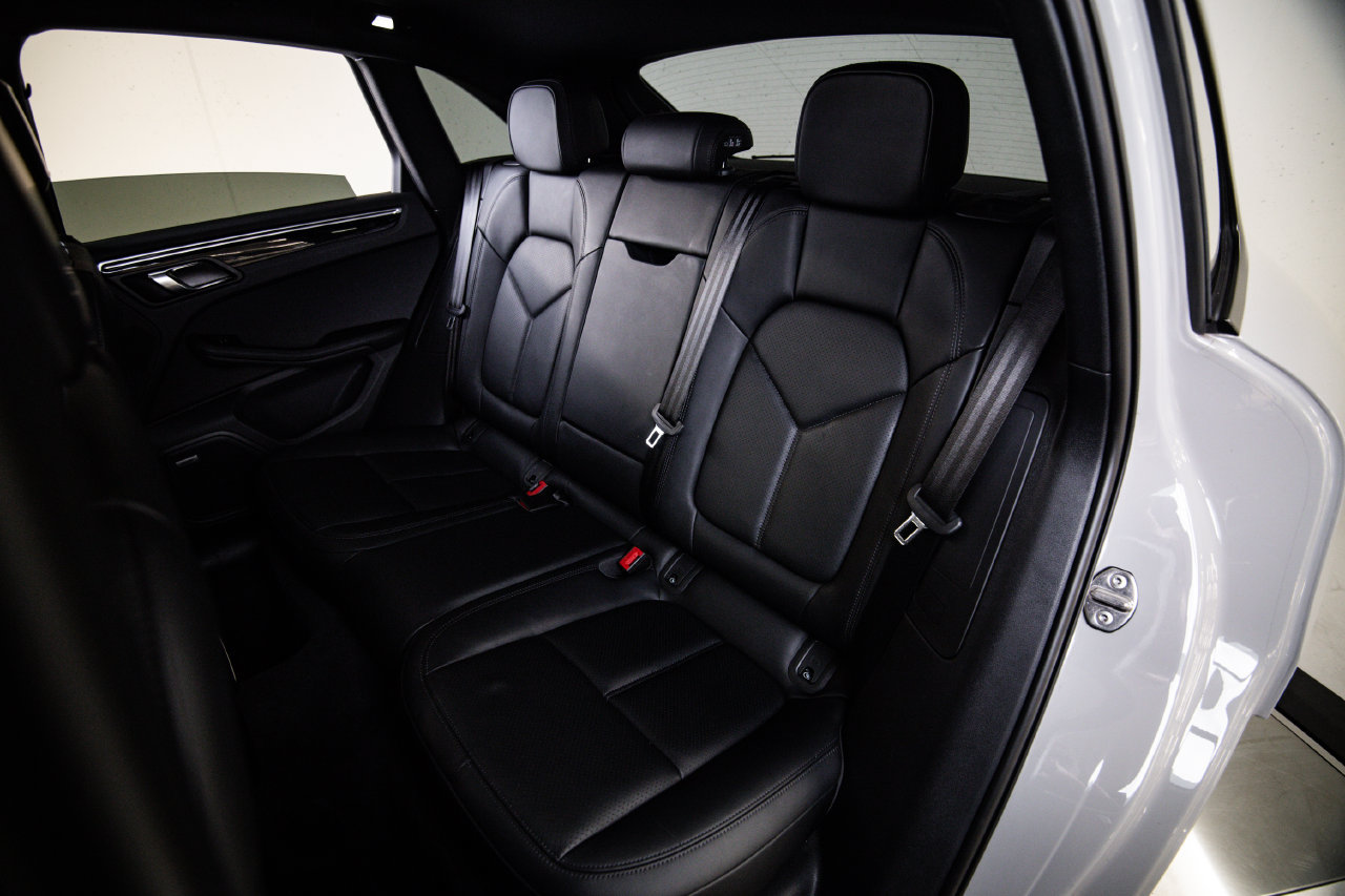 Certified 2024 Porsche Macan AWD/4WD image 24