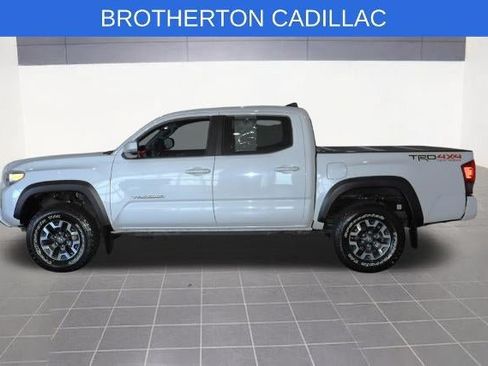 Used 2018 Toyota Tacoma TRD Off-Road w/ Technology Package AWD/4WD image 2