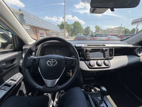 Used 2018 Toyota RAV4 LE AWD/4WD image 50