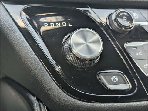 Used 2025 Chrysler Pacifica Limited FWD image 17