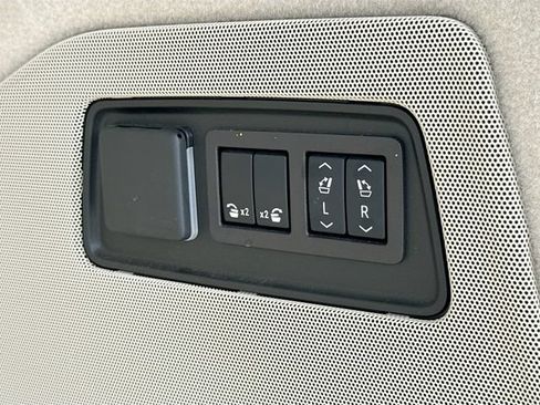 Used 2024 Cadillac Escalade Sport Platinum w/ LPO, ONYX Package AWD/4WD image 9