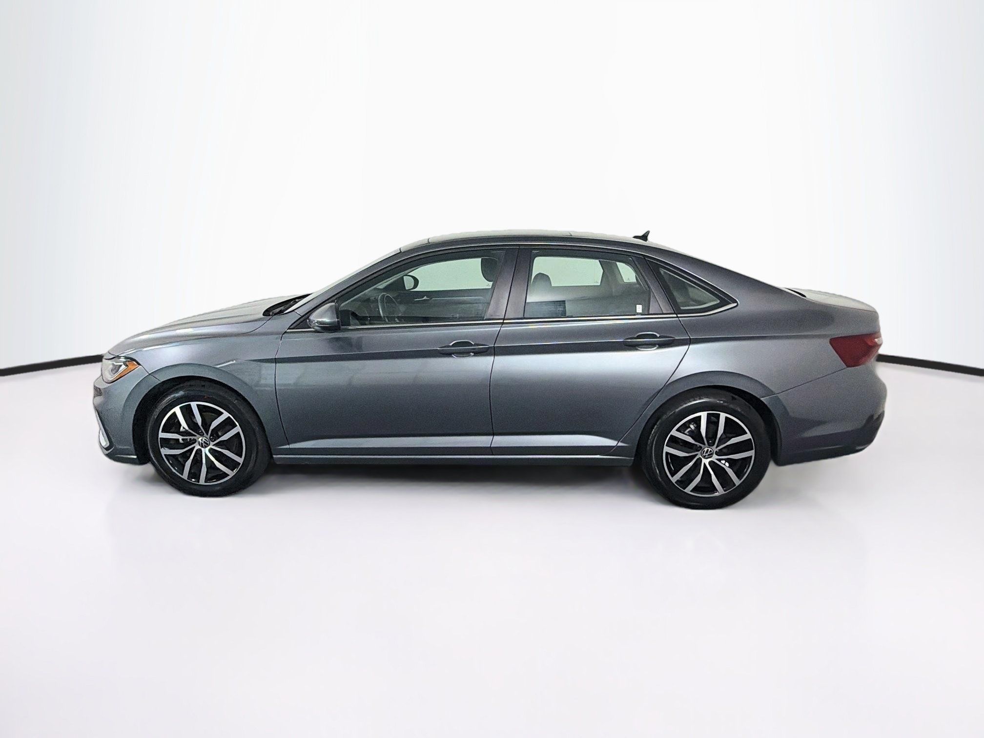 Used 2025 Volkswagen Jetta SE FWD image 4