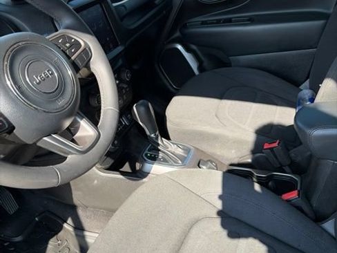 Used 2022 Jeep Renegade Latitude AWD/4WD image 6