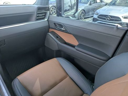 Used 2024 Lexus GX 550 w/ Accessory Package (31) AWD/4WD image 22