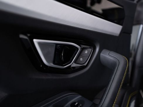Used 2020 Lamborghini Urus AWD/4WD image 17