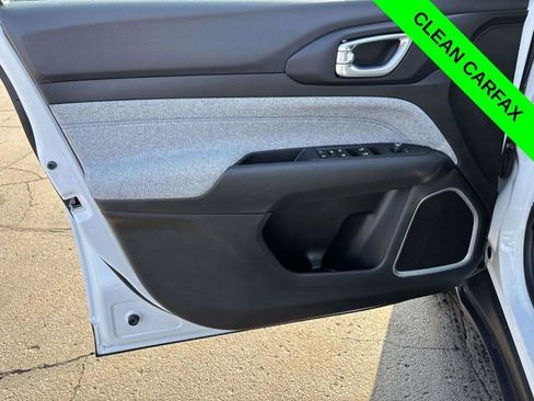 Used 2023 Jeep Compass Latitude image 9