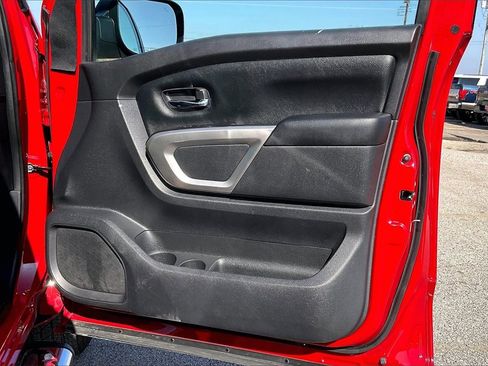 Used 2021 Nissan Titan SV image 28