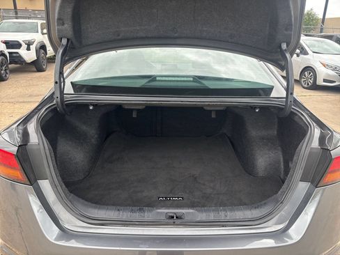 Used 2025 Nissan Altima 2.5 SV FWD image 31