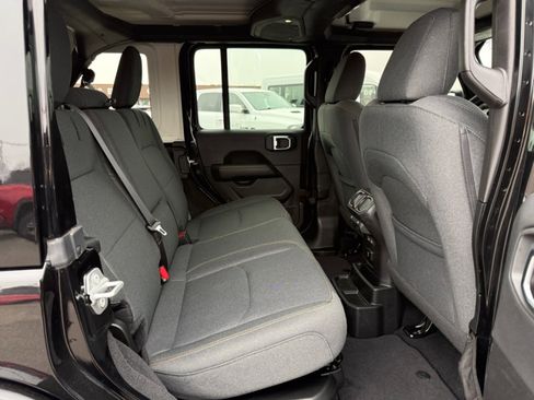 Used 2025 Jeep Wrangler Unlimited Sahara image 25