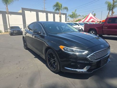 Used 2018 Ford Fusion SE w/ Fusion SE Technology Package FWD image 2