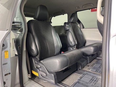 Used 2013 Toyota Sienna SE image 32