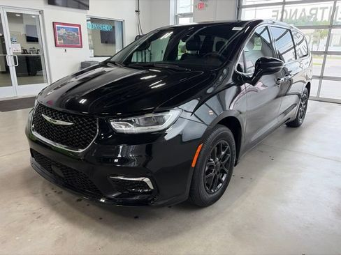 Certified 2025 Chrysler Pacifica Select FWD image 1