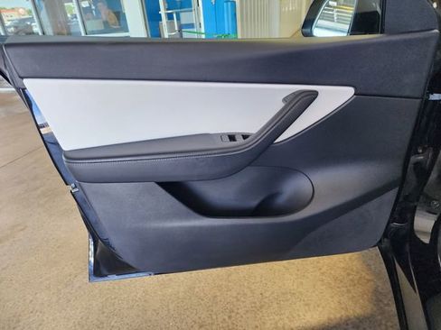 Used 2022 Tesla Model Y Long Range AWD/4WD image 10
