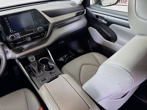 Used 2021 Toyota Highlander XLE AWD/4WD image 27