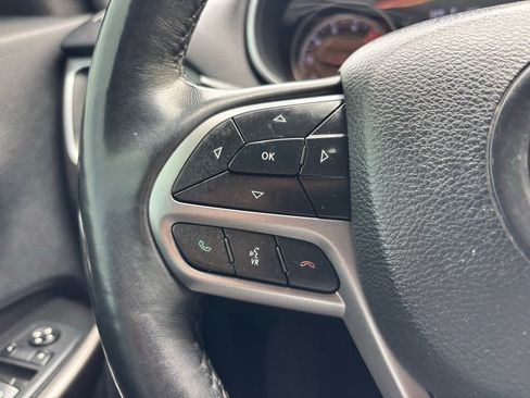 Used 2019 Jeep Cherokee Latitude Plus w/ Cold Weather Group image 22