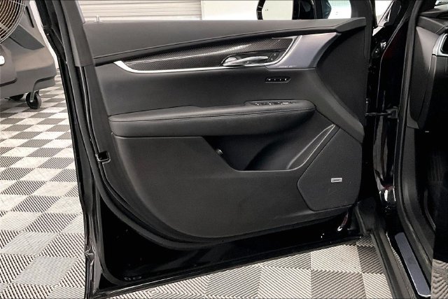 Used 2024 Cadillac XT6 Sport w/ LPO, ONYX Package AWD/4WD image 21