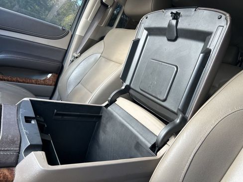 Used 2020 Chevrolet Suburban Premier image 38